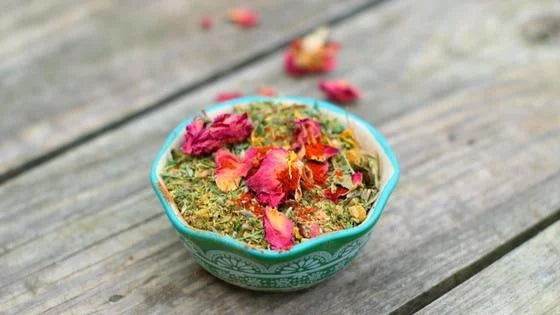 Nesting Herbs for Pet Chickens U142452