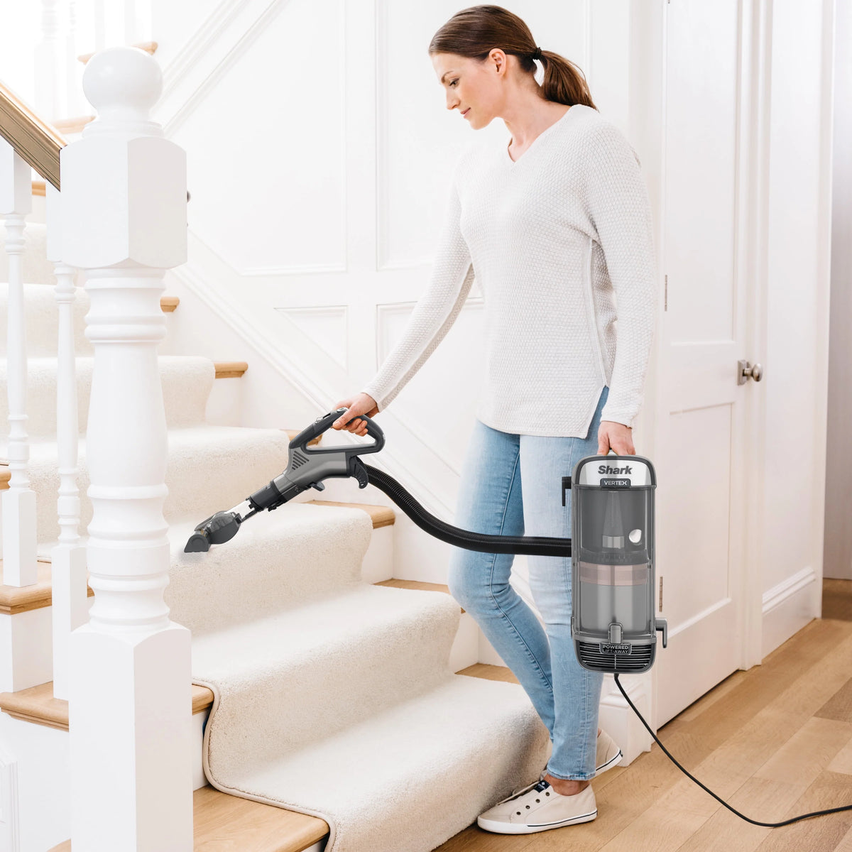 Upright Vacuum with Self-Cleaning Brushroll J382719